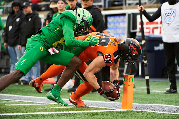 Oregon State tight end Luke Musgrave reaches for the pylon against Oregon
